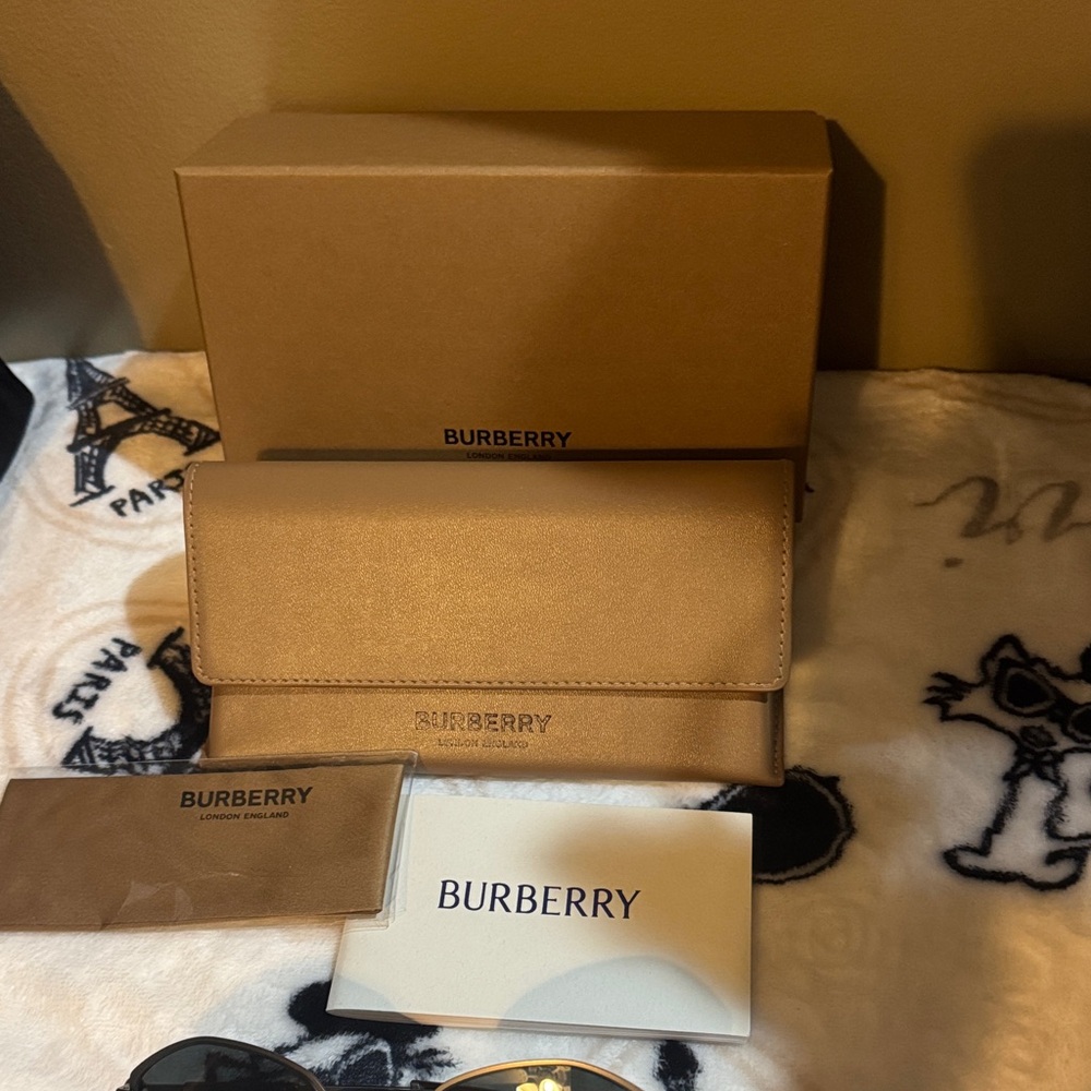 NWT Burberry Dark Gray & Black Round Sunglasses - Picture 2 of 9